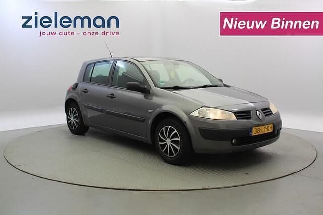 Grijs Gebruikt 2003 Renault Mégane II Expression Hatchback | € 845 (Eerlijke prijs) - Afbeelding 1/4