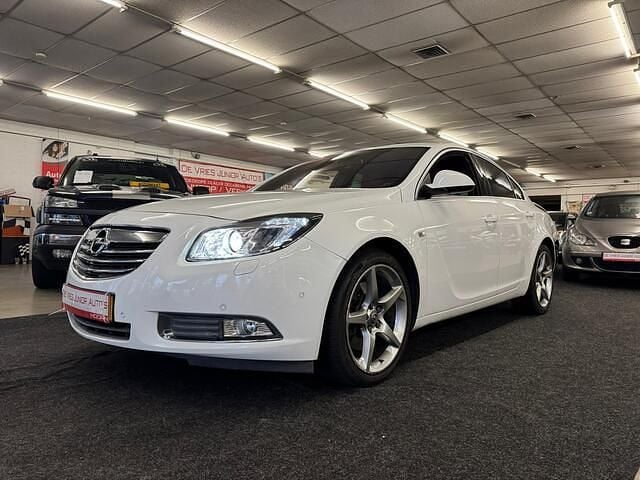 Wit Occasion 2011 Opel Insignia Cosmo Sedan | € 7.000 (Goede deal) - Afbeelding 1/4