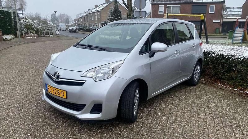 Occasion Toyota Verso-S Comfort 99 PK (72 kW) 2012 Grijs (metallic) MPV