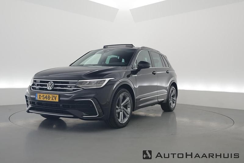 Zwart Gebruikt 2023 VW Tiguan R-line SUV | € 39.900 (Iets duurder) - Afbeelding 1/3