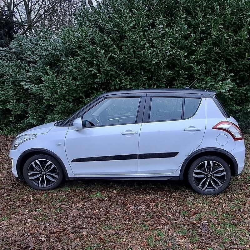 Wit Occasion 2015 Suzuki Swift Hatchback | € 8.950 (Goede deal) - Afbeelding 1/4