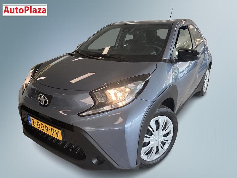 Grijs Gebruikt 2024 Toyota Aygo Play Hatchback | € 18.950 (Eerlijke prijs) - Afbeelding 1/4