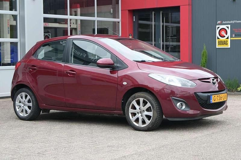 Rood, metallic lak Gebruikt 2013 Mazda 2 Hatchback | € 6.950 (Eerlijke prijs) - Afbeelding 1/4