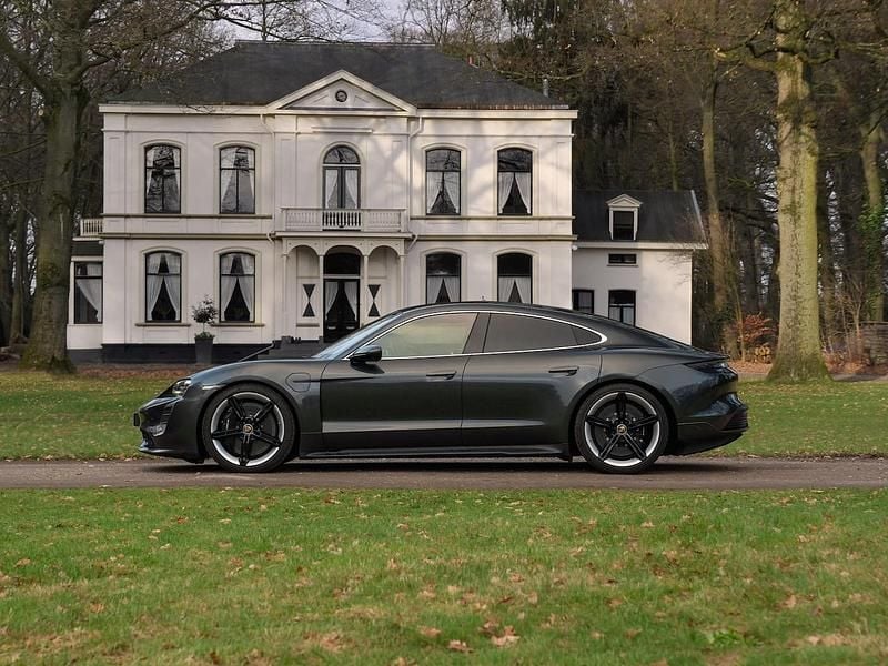 Grijs (metallic) Occasion 2020 Porsche Taycan Turbo S Sport Sedan | € 79.500 - Afbeelding 1/4