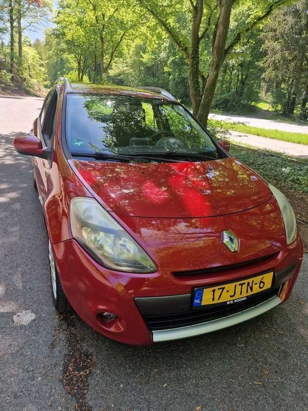 Rood Gebruikt 2009 Renault Clio GrandTour Dynamique Stationwagen | € 2.600 - Afbeelding 1/4
