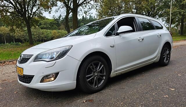 Wit Gebruikt 2012 Opel Astra Stationwagen | € 1.950 (Super prijs) - Afbeelding 1/4