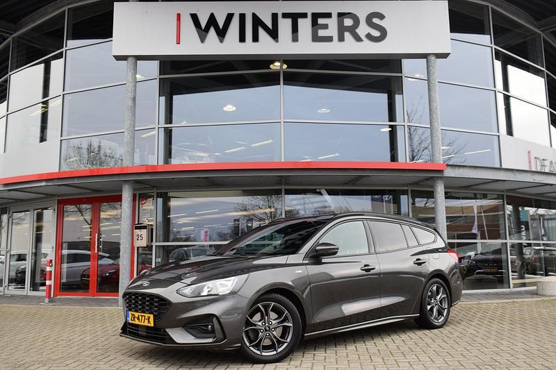 Grijs (metallic) Occasion 2019 Ford Focus ST-Line Stationwagen | € 18.395 (Iets duurder) - Afbeelding 1/4