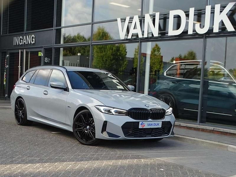 Grijs Gebruikt 2022 BMW 330e M Sport Stationwagen | € 38.850 (Iets duurder) - Afbeelding 1/4