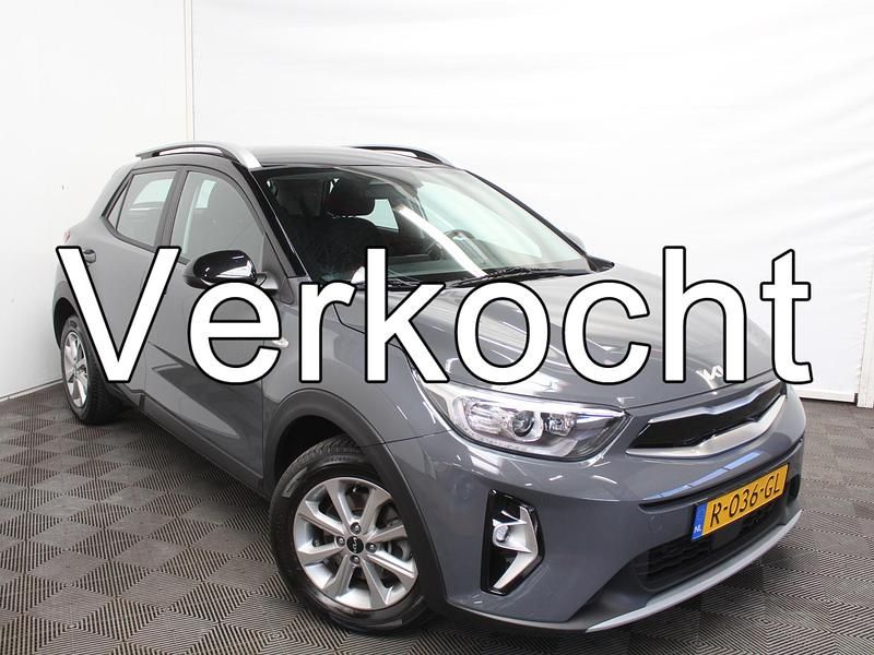 Grijs Gebruikt 2022 Kia Stonic SUV | € 17.890 (Eerlijke prijs) - Afbeelding 1/4