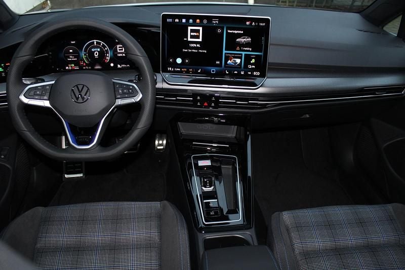 Nieuw VW Golf VIII GTE 272 PK (200 kW) 2025 Grijs Hatchback