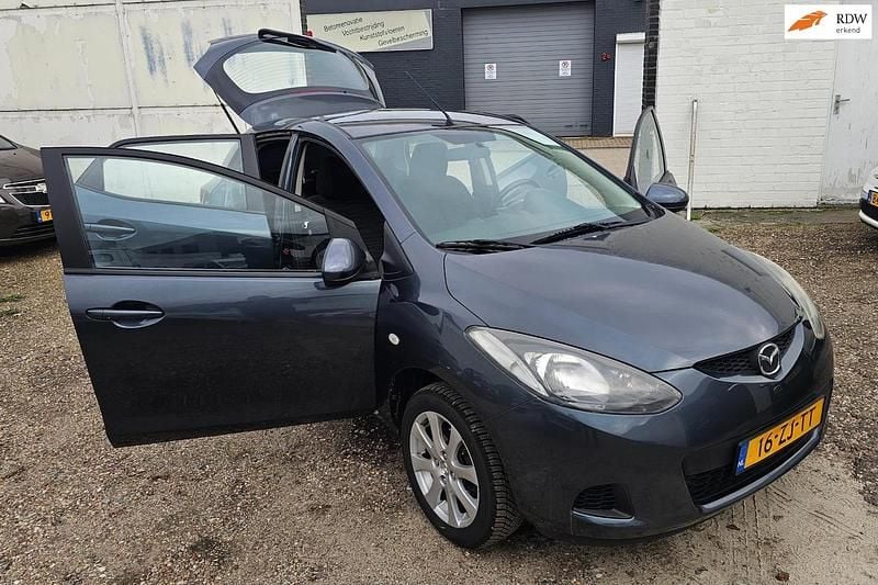 Grijs (metallic) Gebruikt 2008 Mazda 2 Touring Hatchback | € 2.199 (Eerlijke prijs) - Afbeelding 1/4