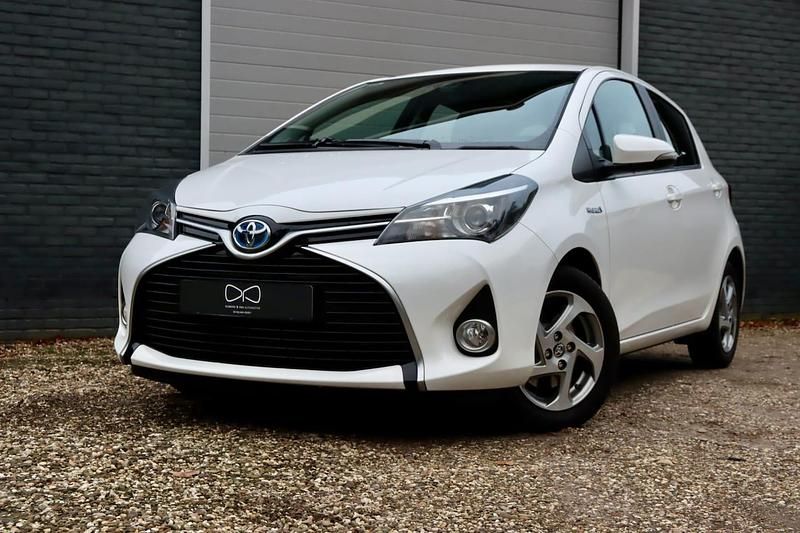 Wit Occasion 2016 Toyota Yaris Hybrid Hatchback | € 13.450 (Goede deal) - Afbeelding 1/3