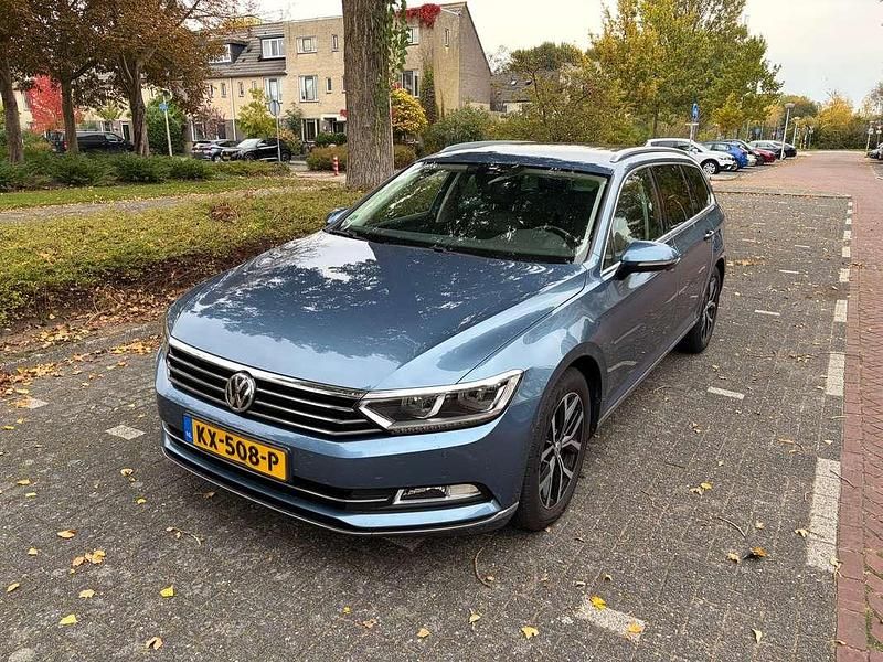 Blauw Gebruikt 2017 VW Passat Highline Stationwagen | € 13.990 (Goede deal) - Afbeelding 1/4