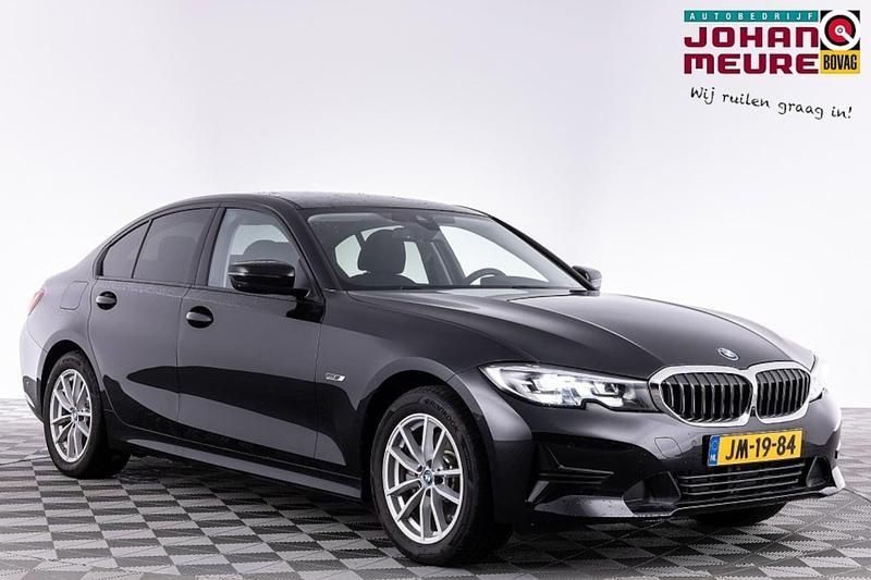 Zwart Occasion 2022 BMW 320e Sedan | € 29.900 (Super prijs) - Afbeelding 1/4