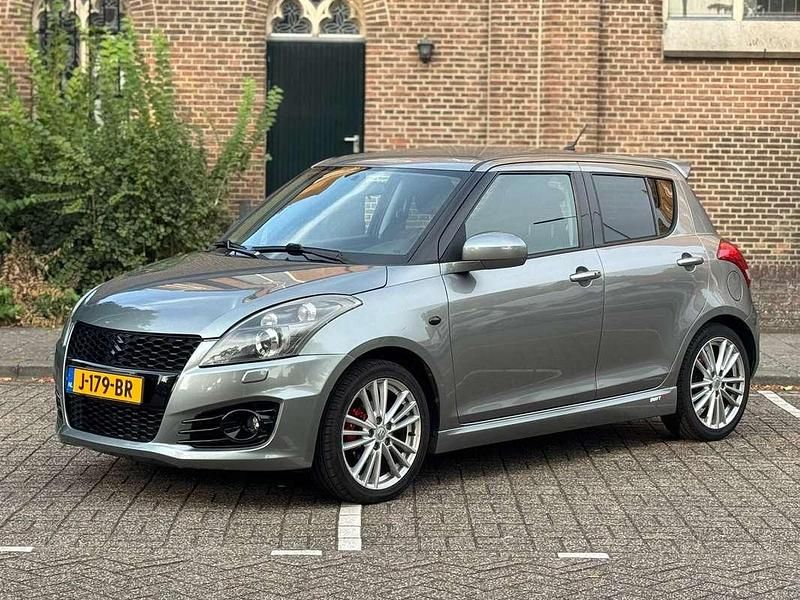 Grijs Gebruikt 2014 Suzuki Swift Hatchback | € 9.750 (Goede deal) - Afbeelding 1/4