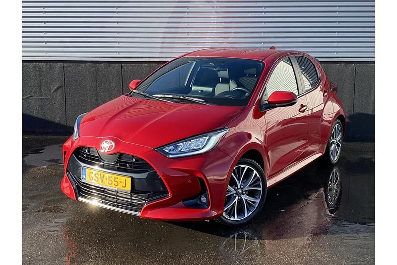 Occasion Toyota Yaris Hybrid Executive 131 PK (96 kW) 2024 Rood Hatchback