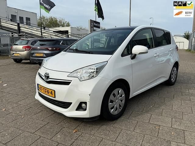 Wit Occasion 2012 Toyota Verso-S MPV | € 6.499 (Super prijs) - Afbeelding 1/4