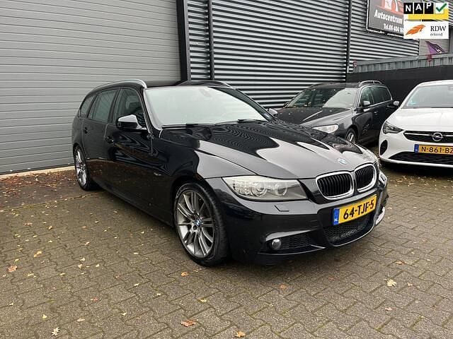Zwart (metallic) Gebruikt 2012 BMW 318 M Sport Stationwagen | € 6.995 (Eerlijke prijs) - Afbeelding 1/4
