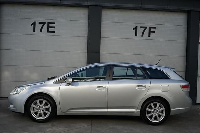 Grijs Gebruikt 2009 Toyota Avensis Stationwagen | € 12.900 (Eerlijke prijs) - Afbeelding 1/4