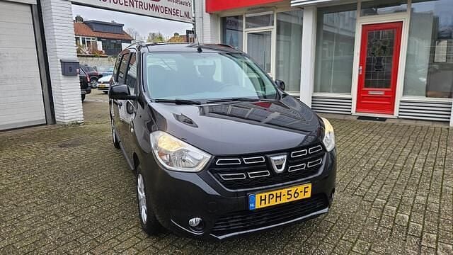 Zwart (metallic) Gebruikt 2020 Dacia Lodgy Comfort MPV | € 14.900 (Goede deal) - Afbeelding 1/3