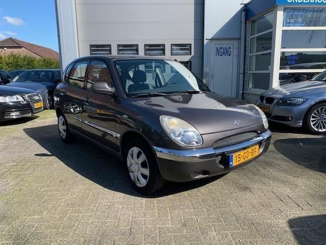 Occasion Daihatsu Sirion 56 PK (41 kW) 2000 Grijs Hatchback