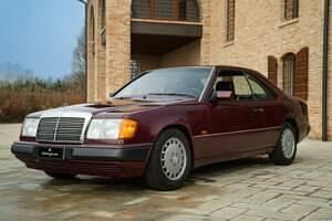 Roodbordeaux Gebruikt 1991 Mercedes E300 Coupé | € 16.000 - Afbeelding 1/4