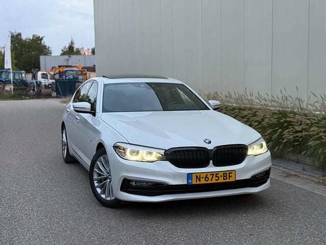 Wit Gebruikt 2017 BMW 530 Luxury Line Sedan | € 25.999 (Iets duurder) - Afbeelding 1/4