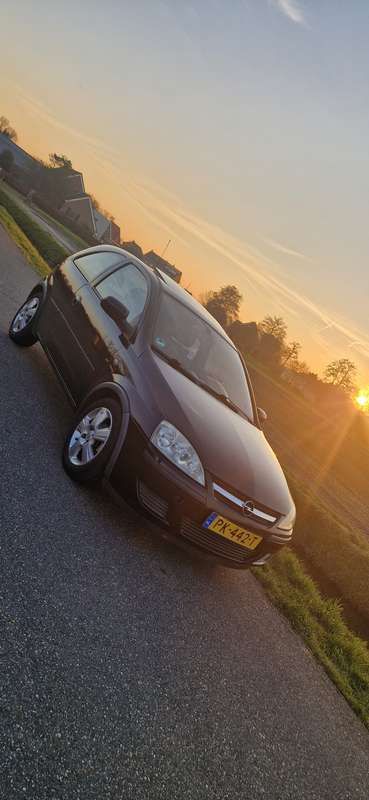 Zwart Gebruikt 2004 Opel Corsa Essentia Hatchback | € 950 (Eerlijke prijs) - Afbeelding 1/4