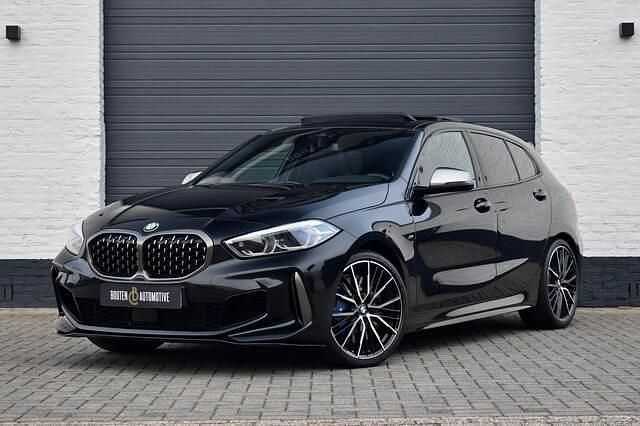 Zwart Gebruikt 2019 BMW M135 Executive Hatchback | € 33.850 (Eerlijke prijs) - Afbeelding 1/4