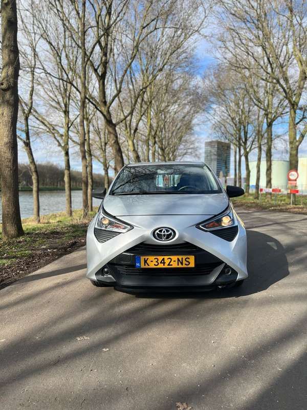 Grijs Gebruikt 2021 Toyota Aygo Hatchback | € 7.550 (Super prijs) - Afbeelding 1/4