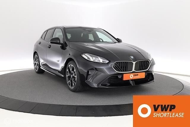 Zwart Gebruikt 2025 BMW 120 Comfort Edition Hatchback | € 38.850 (Eerlijke prijs) - Afbeelding 1/4