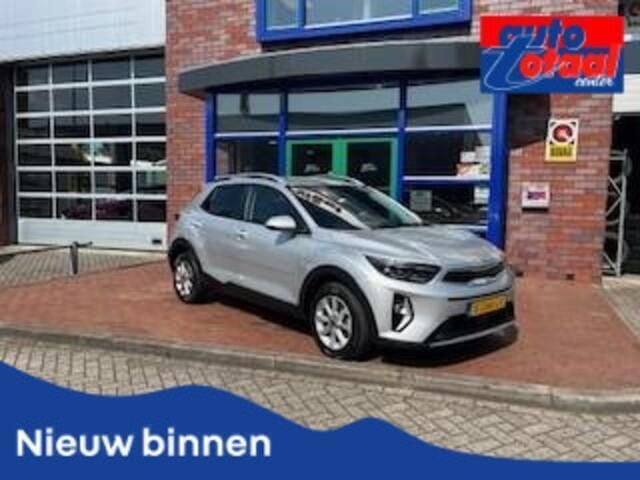 Grijs Gebruikt 2023 Kia Stonic SUV | € 18.945 (Goede deal) - Afbeelding 1/4