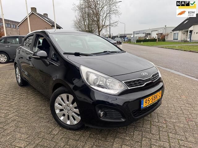 Zwart Gebruikt 2011 Kia Rio Hatchback | € 3.995 (Eerlijke prijs) - Afbeelding 1/4