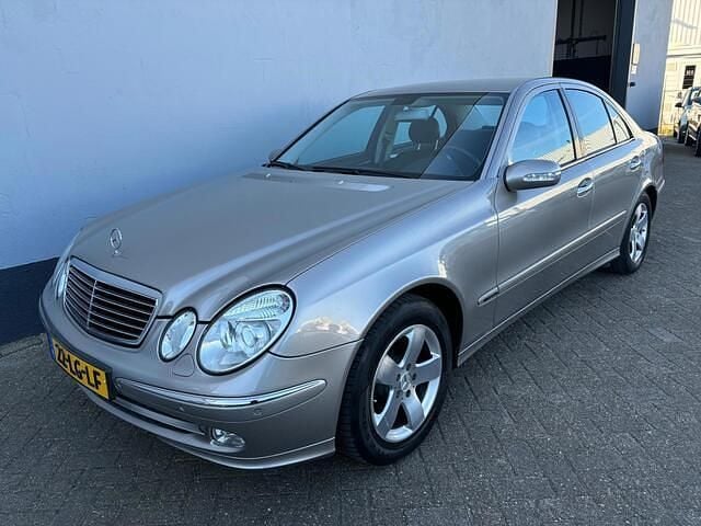 Grijs Gebruikt 2003 Mercedes E320 Avantgarde Sedan | € 6.950 (Eerlijke prijs) - Afbeelding 1/4