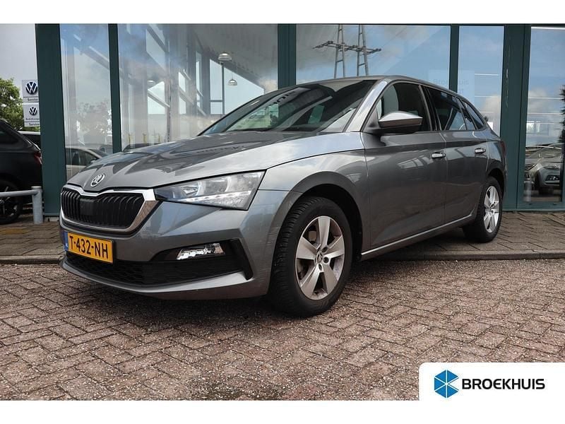 Grijs Gebruikt 2023 Skoda Scala Business Line Hatchback | € 20.900 (Eerlijke prijs) - Afbeelding 1/4