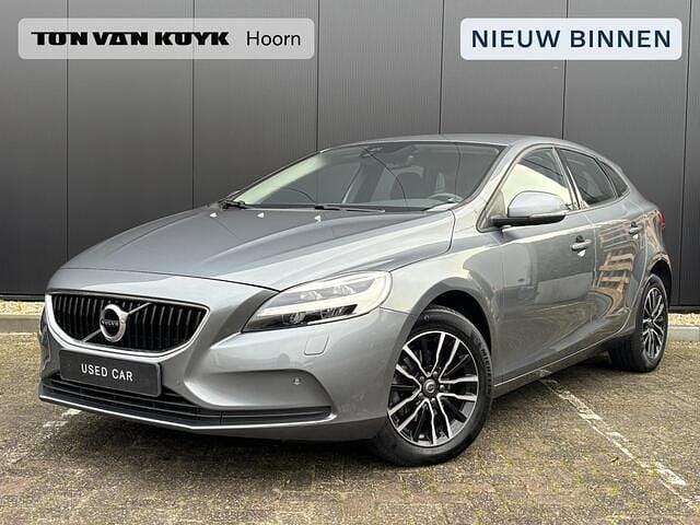 Grijs (metallic) Gebruikt 2016 Volvo V40 Hatchback | € 11.950 (Eerlijke prijs) - Afbeelding 1/4