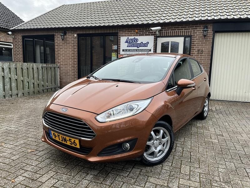 Bruin (metallic) Occasion 2014 Ford Fiesta Titanium Hatchback | € 8.450 (Goede deal) - Afbeelding 1/4