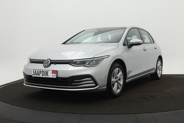 Grijs, metallic lak Gebruikt 2021 VW Golf VIII Life Hatchback | € 20.899 (Iets duurder) - Afbeelding 1/4