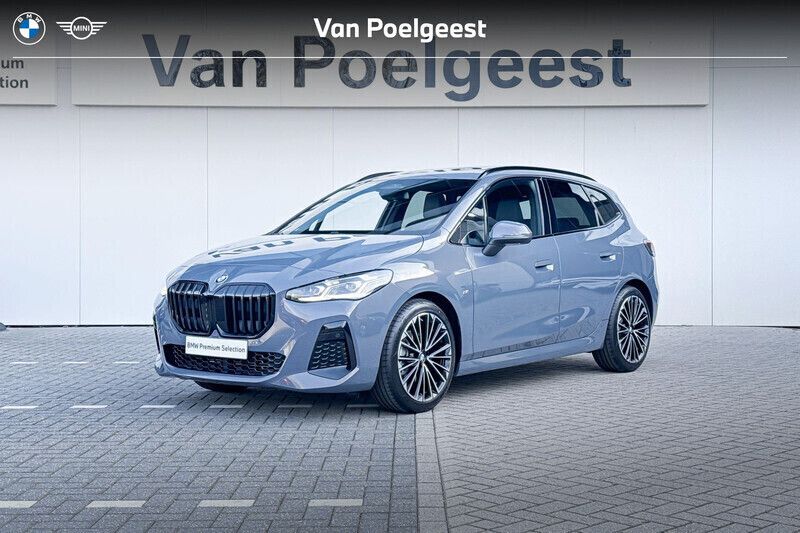 Sparkling copper grau metallic (grijs metallic) Nieuw 2025 BMW 220 M Sport Stationwagen | € 62.320 (Duur) - Afbeelding 1/4
