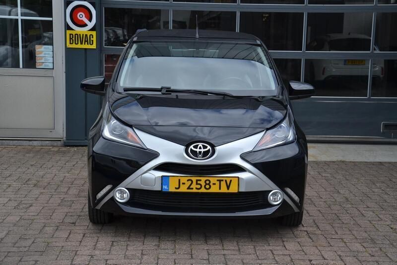 Occasion Toyota Aygo X-wave 69 PK (50 kW) 2016 Zwart Hatchback