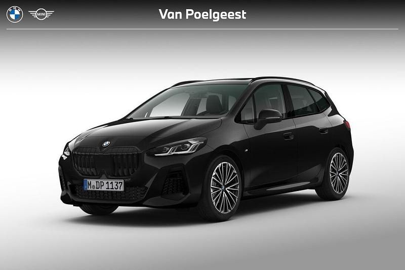 Saphirschwarz metallic (zwart metallic) Nieuw 2025 BMW 220 M Sport Stationwagen | € 62.320 (Duur) - Afbeelding 1/4