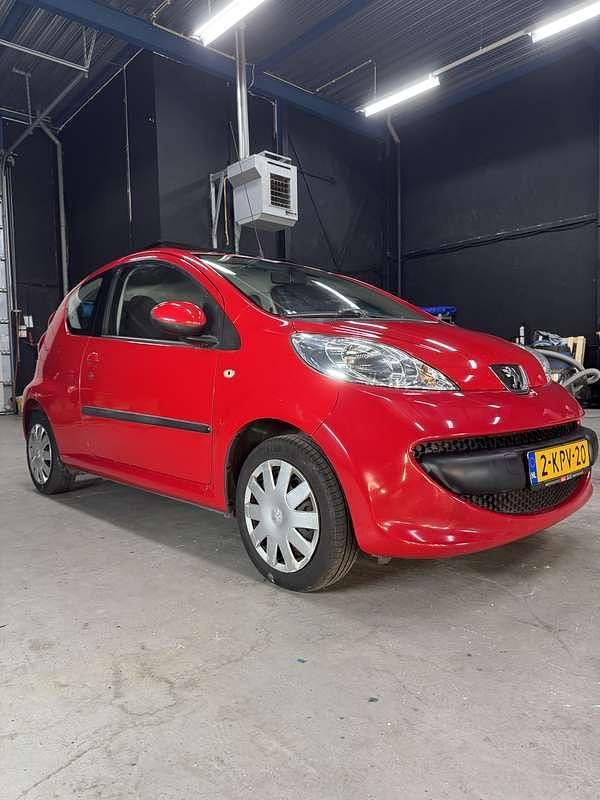 Rood Gebruikt 2006 Peugeot 107 Hatchback | € 1.500 (Eerlijke prijs) - Afbeelding 1/4