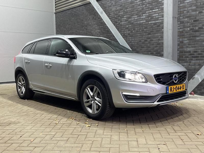 Grijs Gebruikt 2016 Volvo V60 CC Stationwagen | € 14.900 (Super prijs) - Afbeelding 1/1