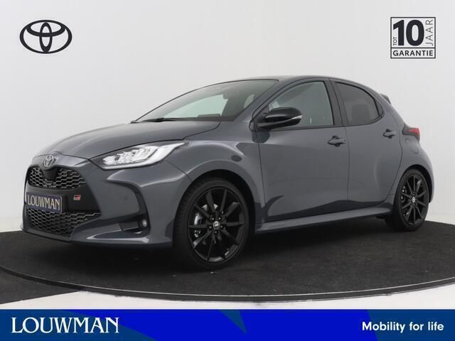 Grijs, metallic lak Nieuw 2025 Toyota Yaris Sport Hatchback | € 36.694 (Eerlijke prijs) - Afbeelding 1/4