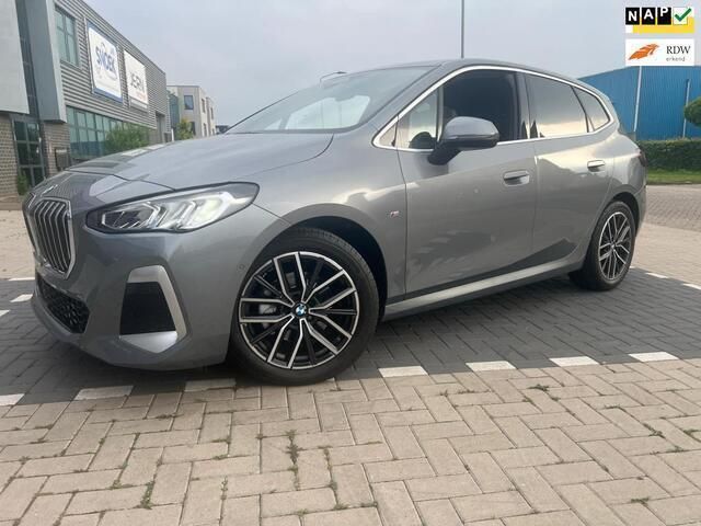 Grijs Gebruikt 2023 BMW 218 M Sport Stationwagen | € 36.200 - Afbeelding 1/4
