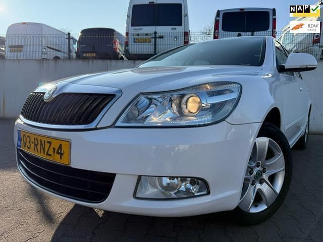 Wit Gebruikt 2011 Skoda Octavia Business Line Hatchback | € 3.999 (Eerlijke prijs) - Afbeelding 1/4