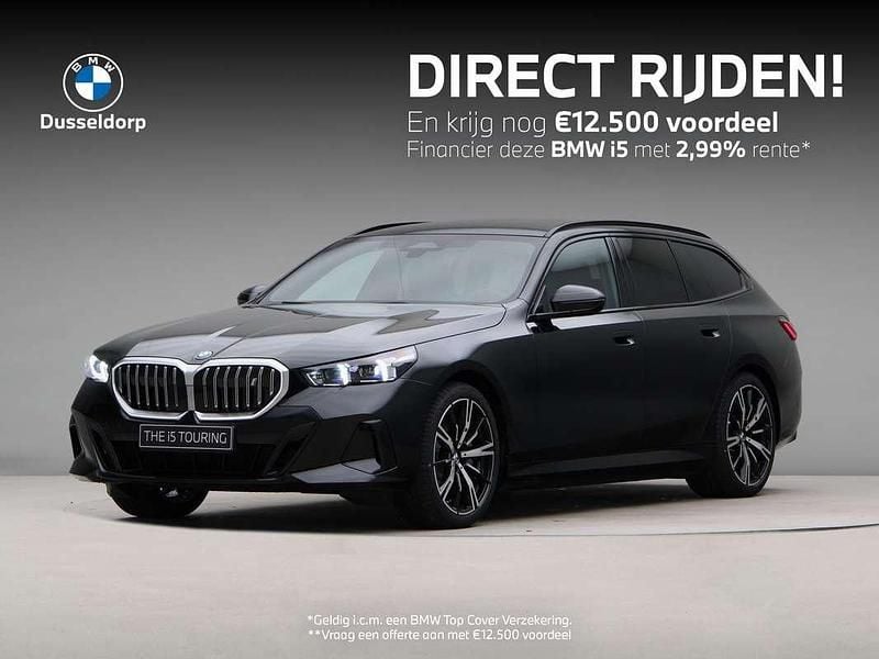 Zwart Nieuw 2025 BMW i5 M Sport Stationwagen | € 81.538 (Super prijs) - Afbeelding 1/4