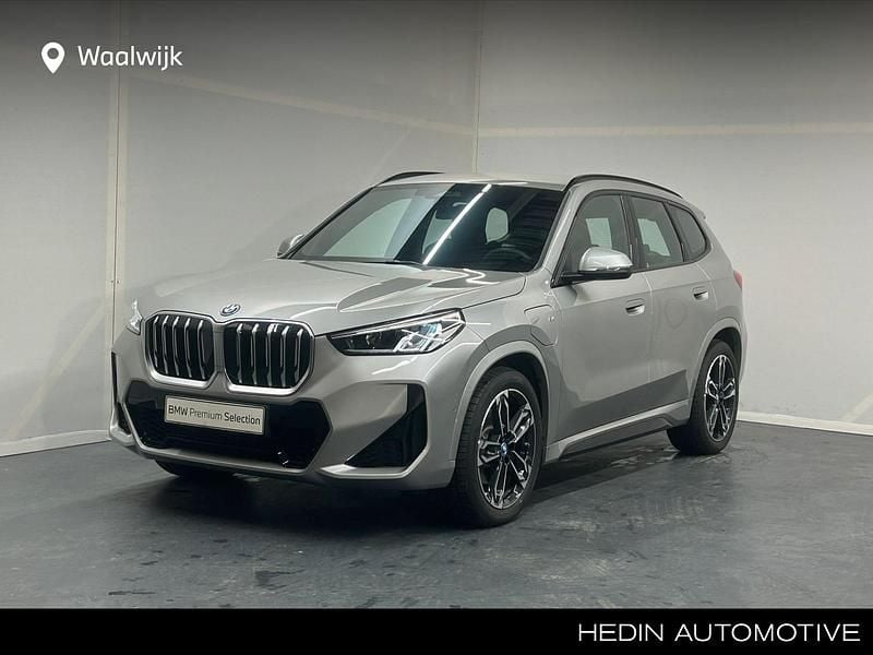 Grijs Occasion 2024 BMW X1 Sport Line SUV | € 48.880 (Eerlijke prijs) - Afbeelding 1/4