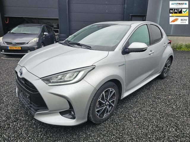 Grijs Gebruikt 2021 Toyota Yaris Style Hatchback | € 19.440 (Goede deal) - Afbeelding 1/4