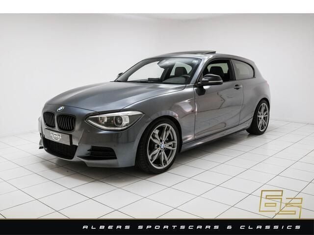 Grijs, metallic lak Gebruikt 2014 BMW M135 Executive Hatchback | € 21.950 (Eerlijke prijs) - Afbeelding 1/4